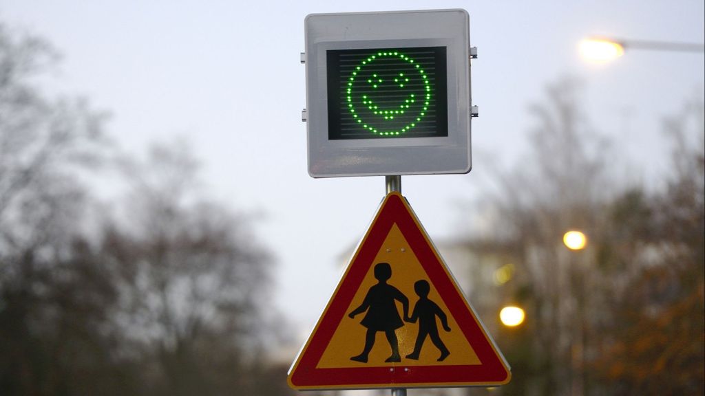 Los radares con emoticonos que ponen caras en vez de multar: ¿son efectivos?