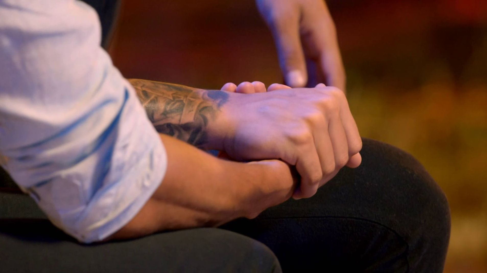 Mario le da la mano a Javi durante la primera hoguera.