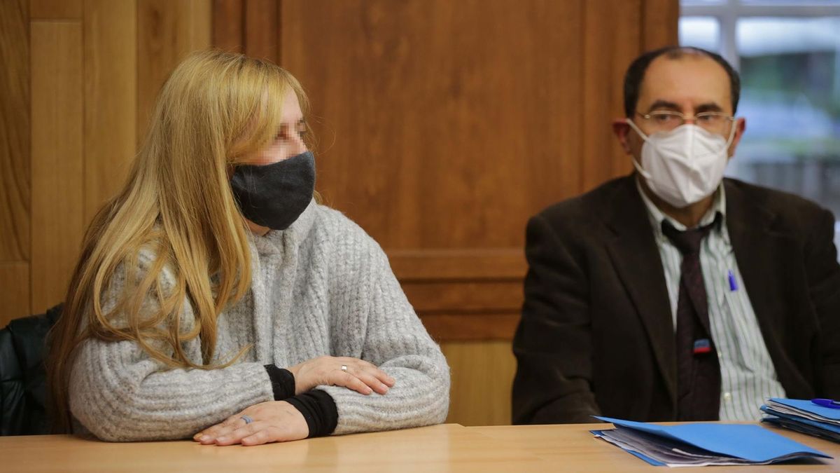 Ana Sandamil junto a su abogado durante el juicio