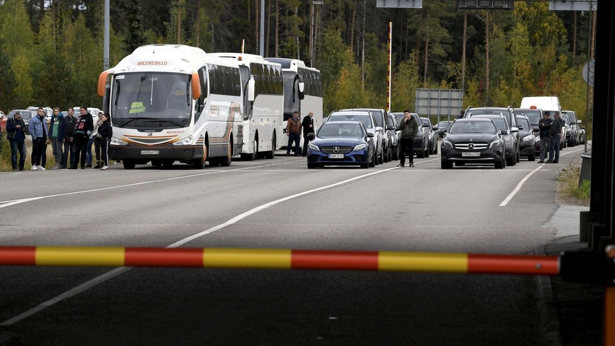 Ciudadanos rusos hacen cola en la frontera de Rusia con Finlandia