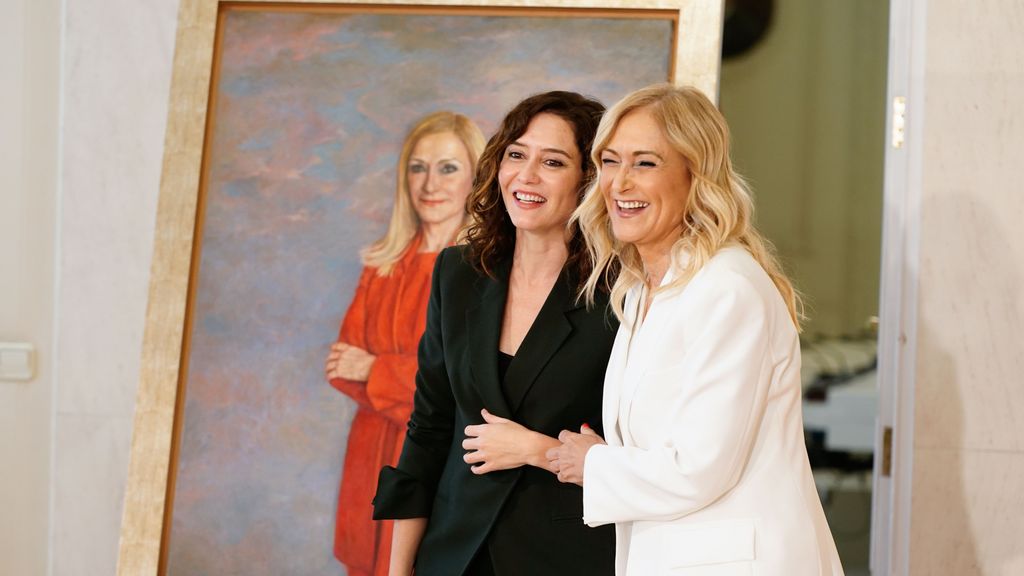 Ayuso cuelga el retrato de Cifuentes que lo recibe en clave 'Blade Runner': "He visto cosas que no creeríais"