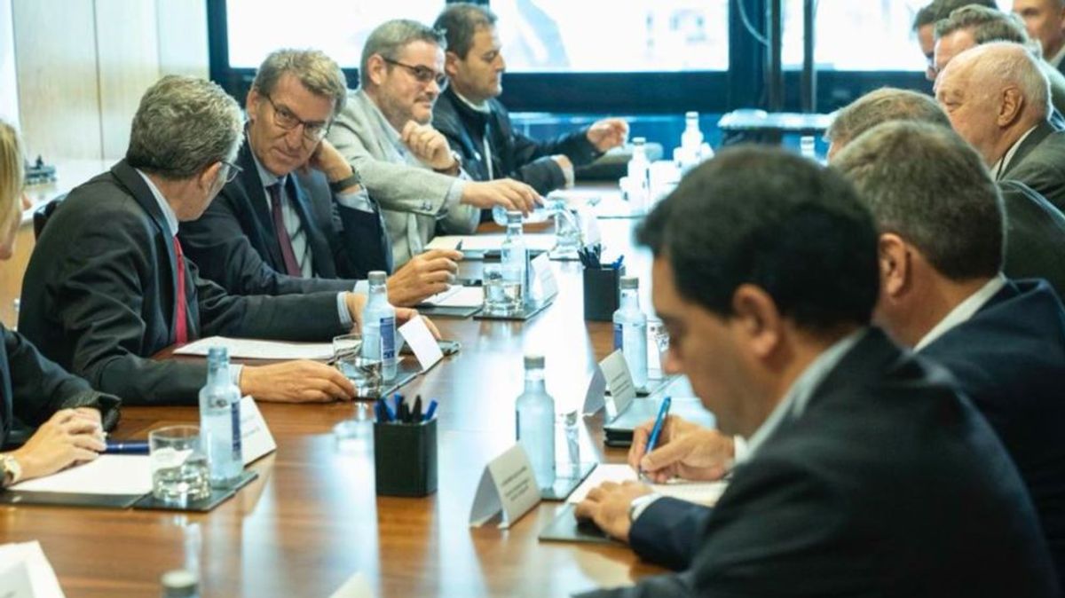 El presidente del PP, Alberto Núñez Feijóo, con armadores en Vigo