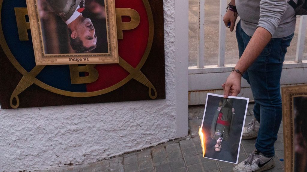 EuropaPress 2467382 manifestante quema retrato rey frente club polo barcelona cerca palau