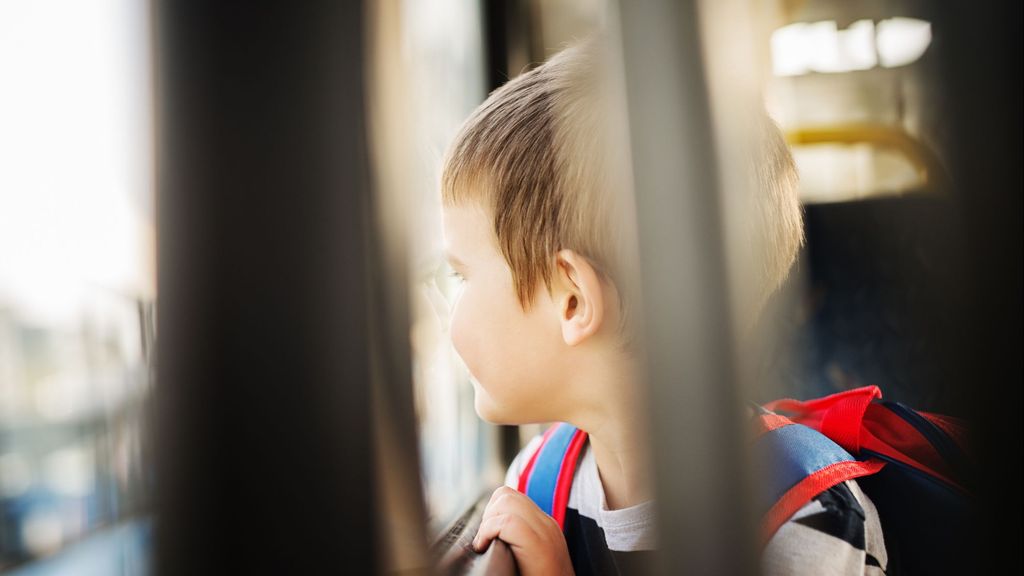 Imagen de archivo de un niño en un autobús escolar