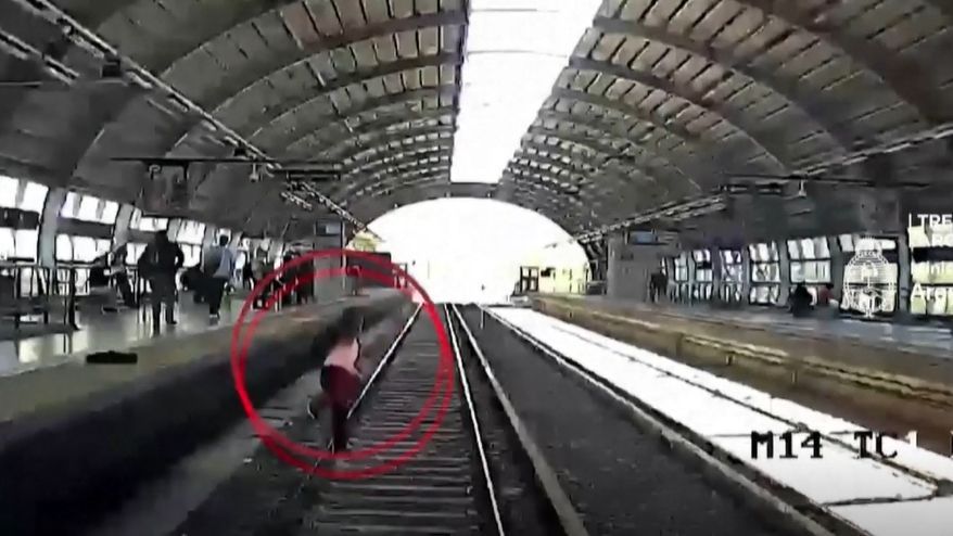 La increíble caída de un hombre a las vías del metro de Buenos Aires