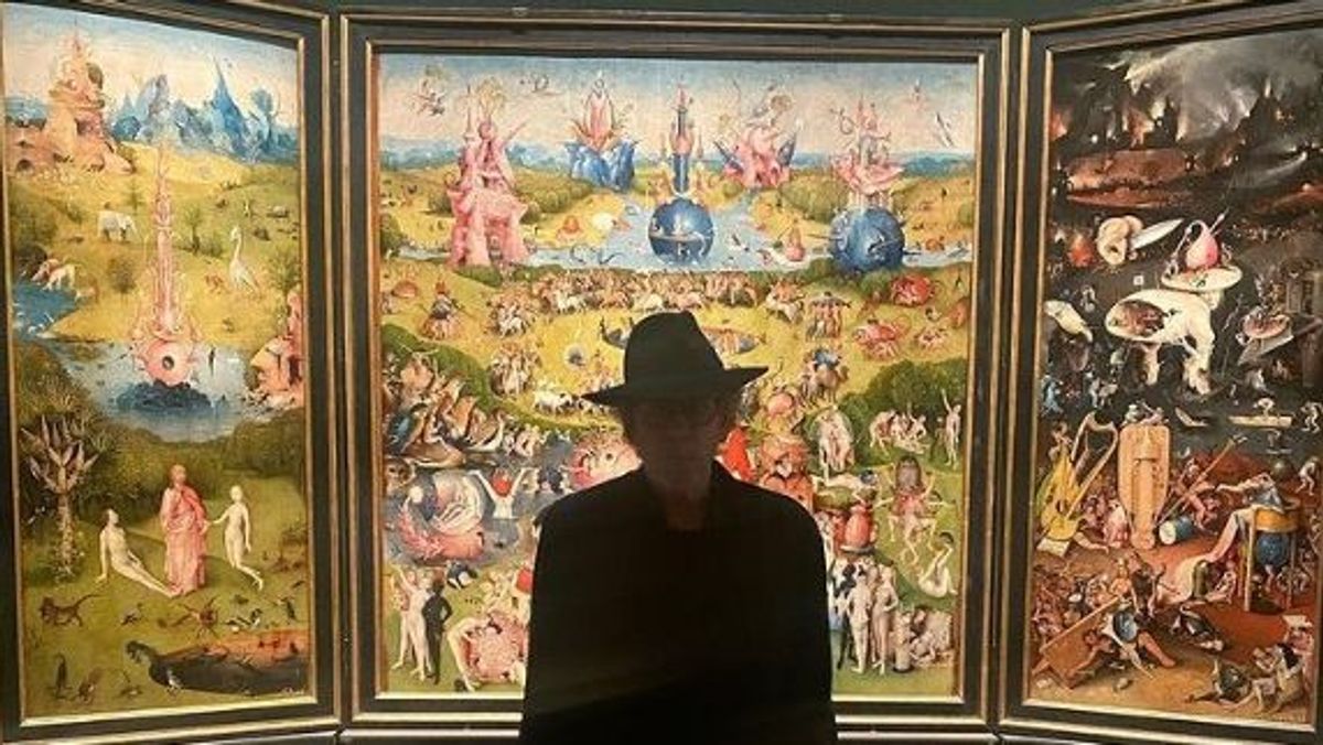 Tim Burton en el Museo del Prado con su obra favorita, el cuadro de 'El Jardín de las Delicias' de El Bosco