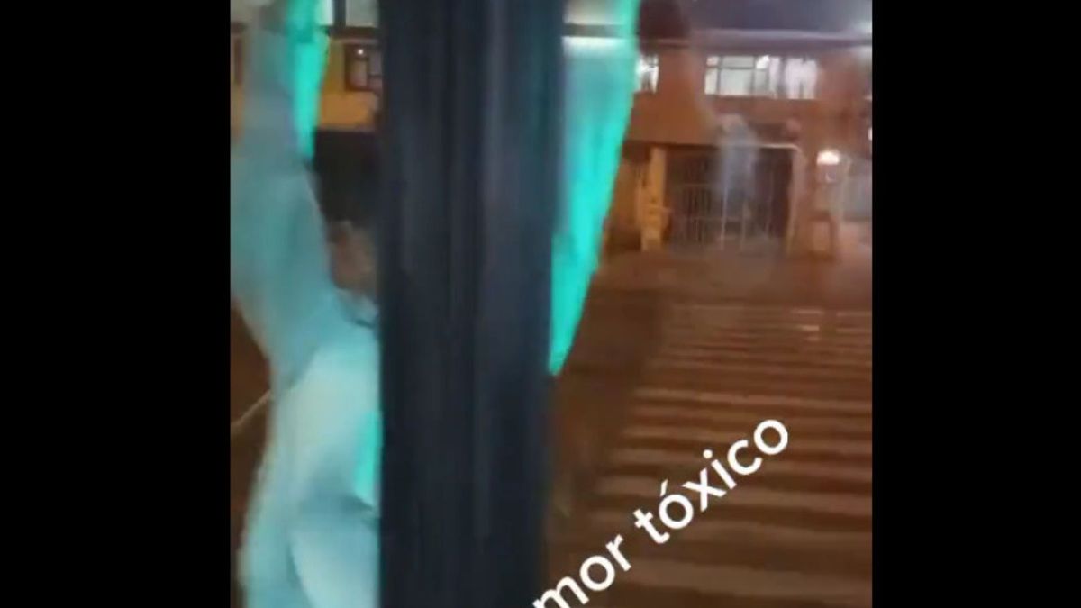 Un chico se cuelga de un autobus tras discutir con su novia