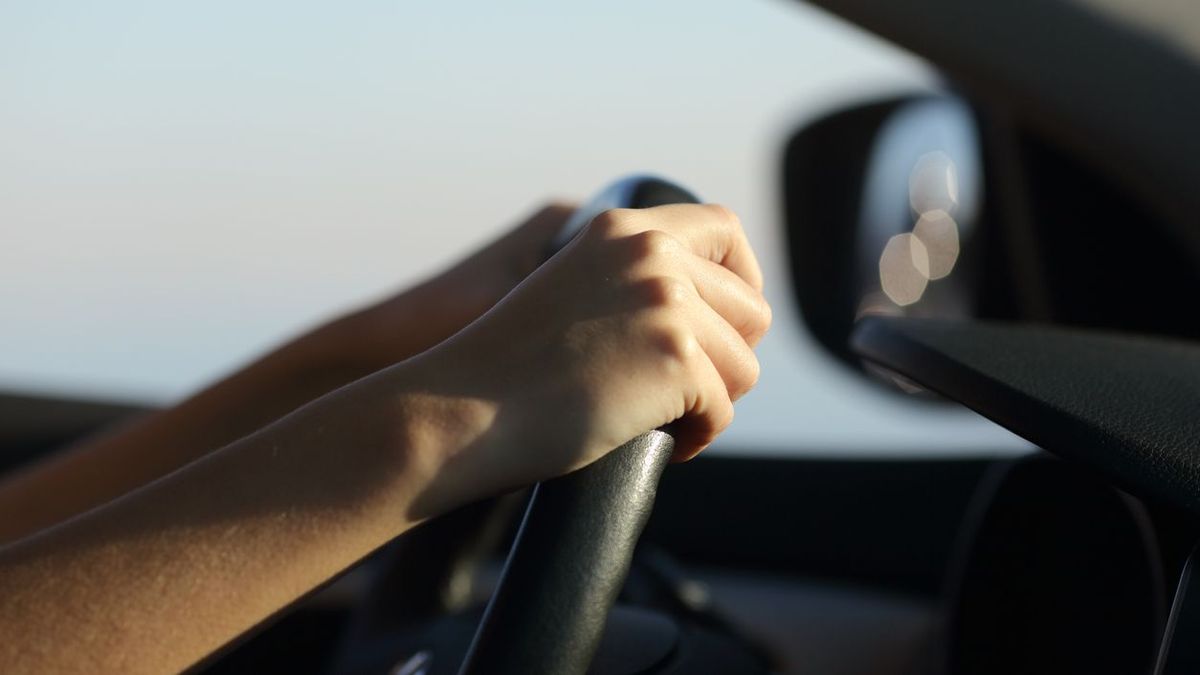 Una persona al volante de un automóvil Una persona al volante de un automóvil