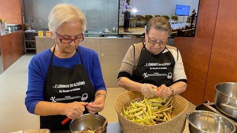 Carmen y Pura combaten al Alzheimer cocinando en Santiago - NIUS