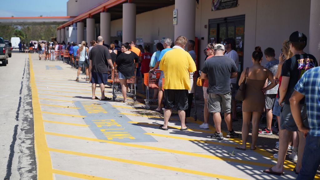 Colas de gente a las puertas de un supermercado en Florida