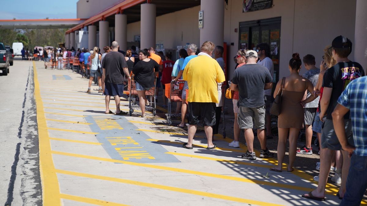 Colas de gente a las puertas de un supermercado en Florida