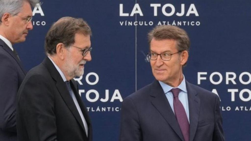 El líder del PP, Alberto Núñez Feijóo, junto al expresidente Mariano Rajoy