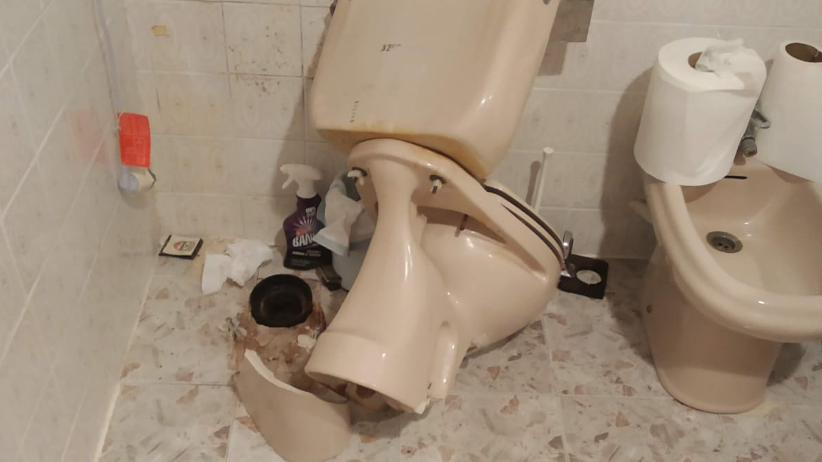 El retrete de la familia de Manises que reclama ayuda para su hijo con autismo