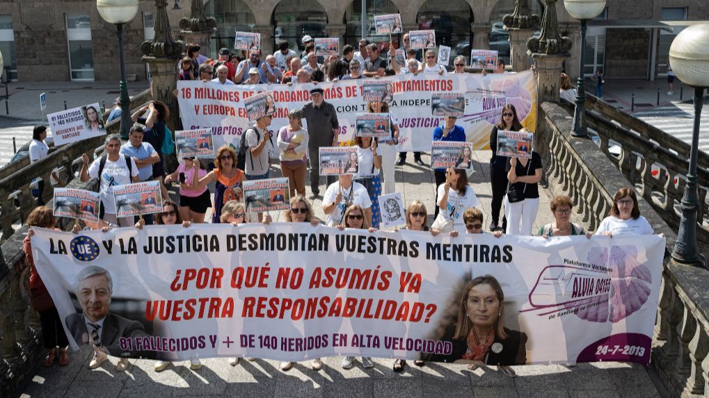 Familiares de las víctimas solicitando justicia en uno de los aniversarios del accidente.