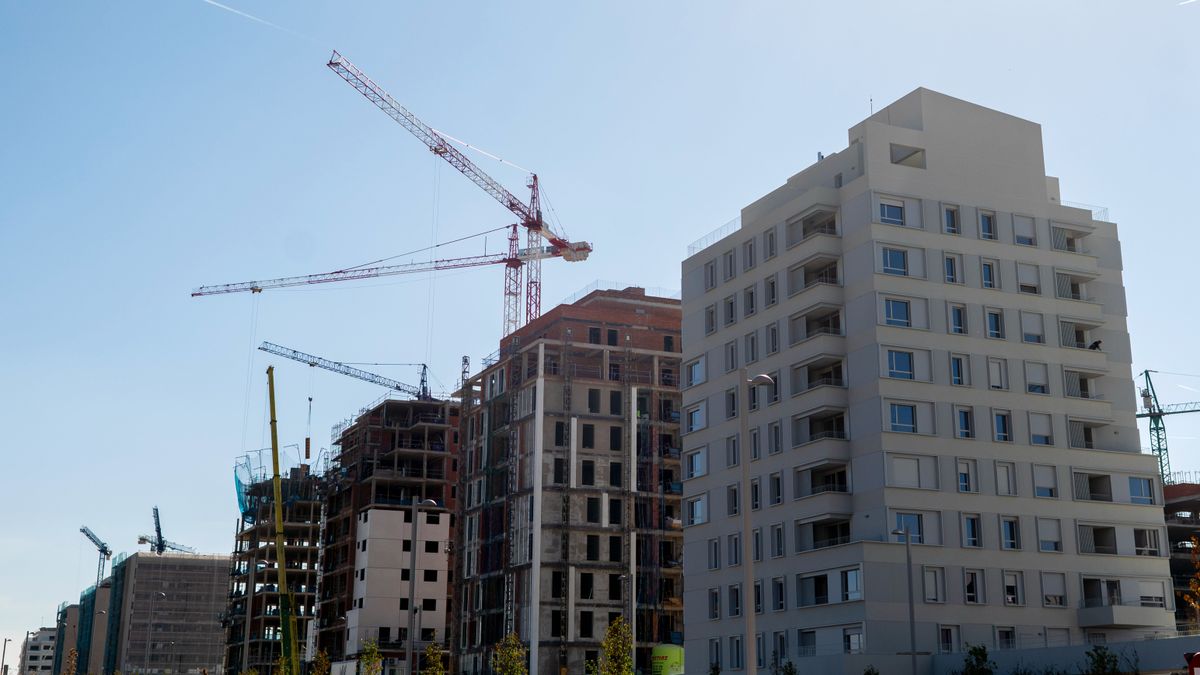 Grúas en una zona de construcción de edificios en Madrid Grúas en una zona de construcción de edificios en Madrid
