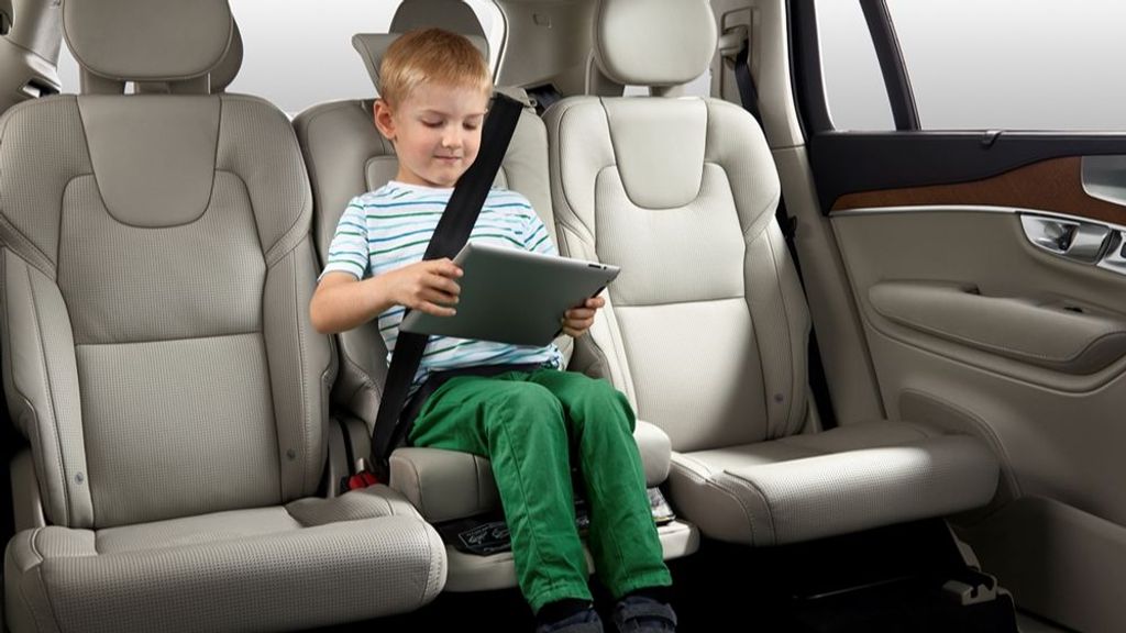 Niño en el asiento central de un Volvo XC90