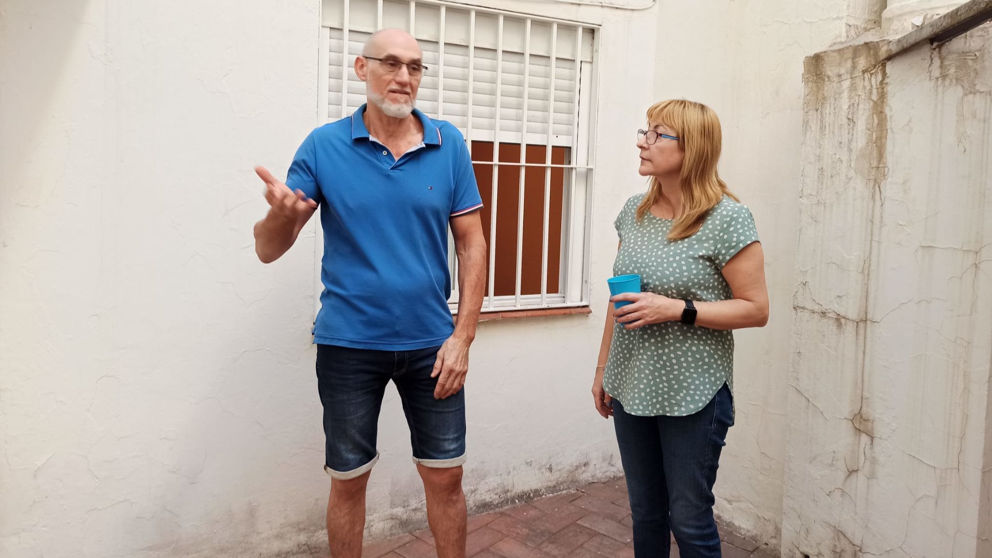 Paco y Carmen junto  a la ventana de la habitación de su hijo