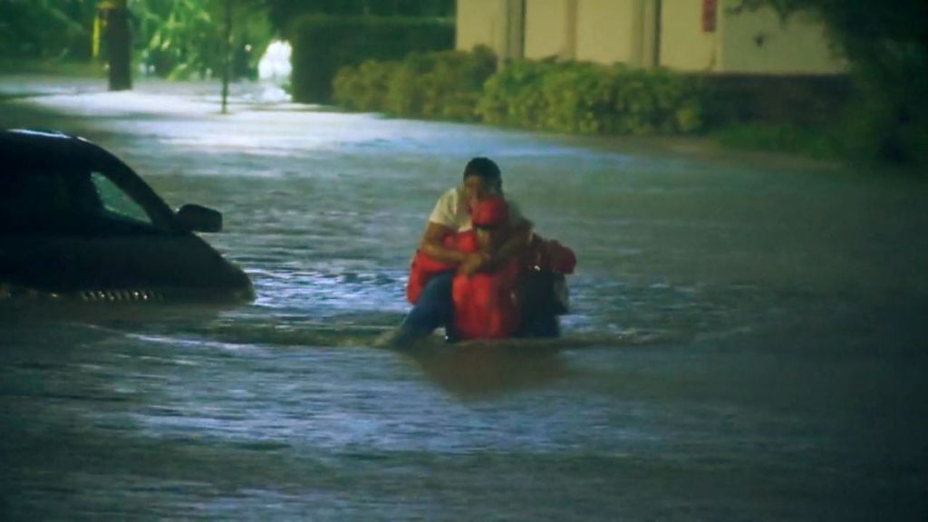 Rescatan a varias personas atrapadas por el paso del potente huracán Ian