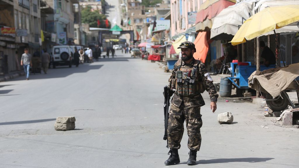 Un agente afgano vigila las inmediaciones de un atentado en Kabul