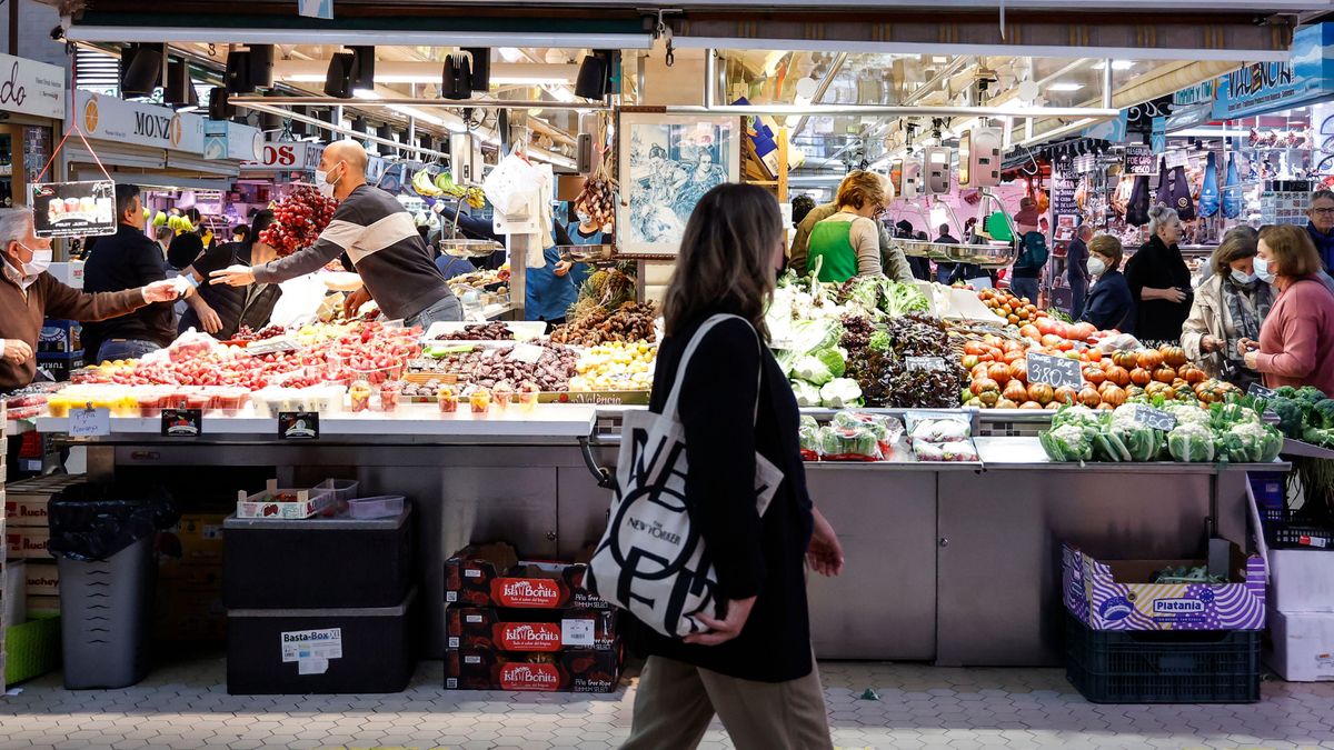 Varias personas comprando en el Mercado Central de Valencia Varias personas comprando en el Mercado Central de Valencia