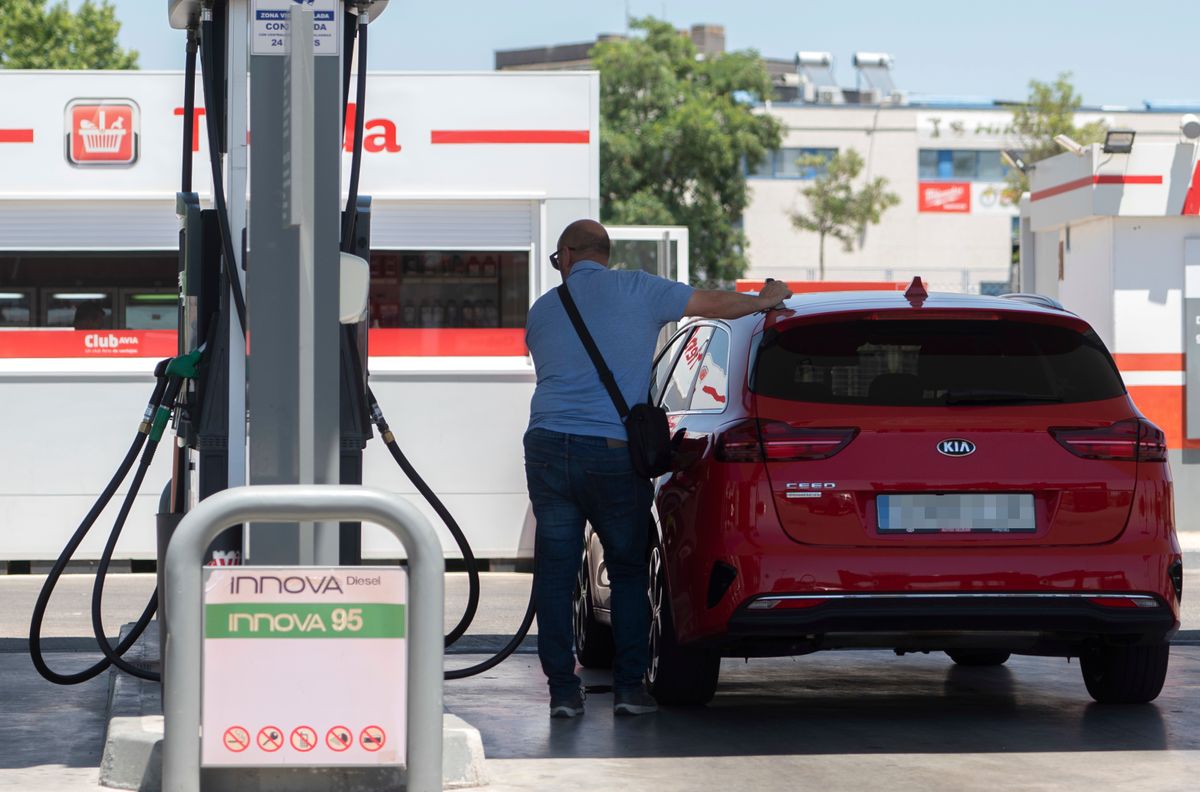 Archivo - Un pasajero reposta en una gasolinera a la altura de Rivas Archivo - Un pasajero reposta en una gasolinera a la altura de Rivas
