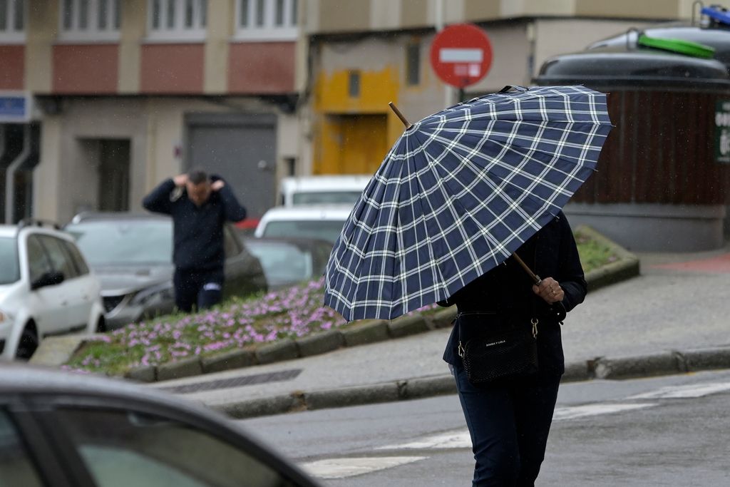 Archivo - Una persona con paraguas camina por el centro de La Coruña.
