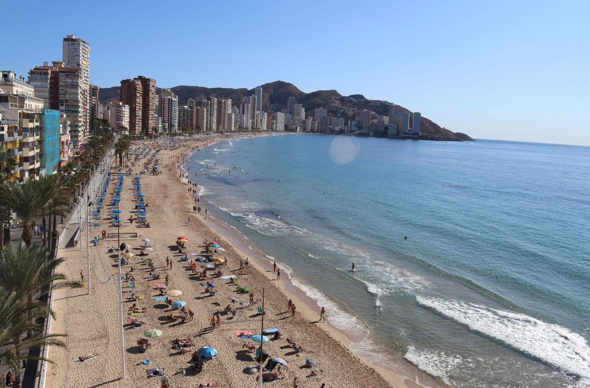 Archivo - Playa de Benidorm durante el puente de Octubre Archivo - Playa de Benidorm durante el puente de Octubre