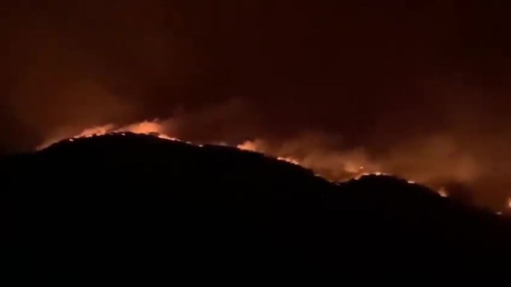 El incendio de Los Guájares, en Granada, fuera de control: amenaza a Los Azebuches e Ízbor