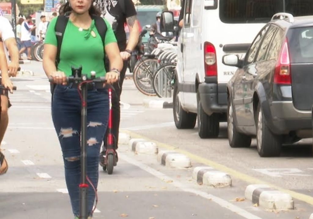 Multan a un hombre que conducía un patinete eléctrico a 96 km/h por las calles de Vigo