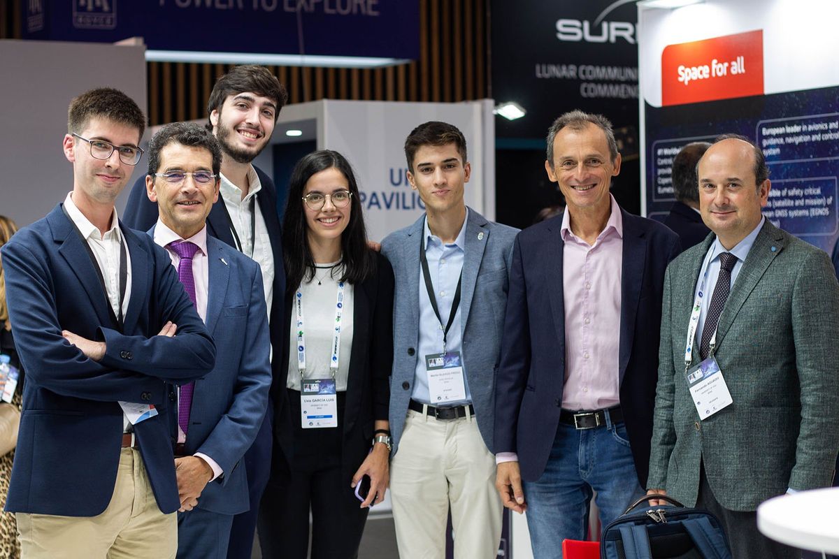 El exministro y exastronauta Pedro Duque, junto a un grupo de estudiantes de UVigo Space Lab, y al catedrático Fernando Aguado, en el Congreso Internacional de Astronáutica celebrado en París. El exministro y exastronauta Pedro Duque, junto a un grupo de estudiantes de UVigo Space Lab, y al catedrático Fernando Aguado, en el Congreso Internacional de Astronáutica celebrado en París.