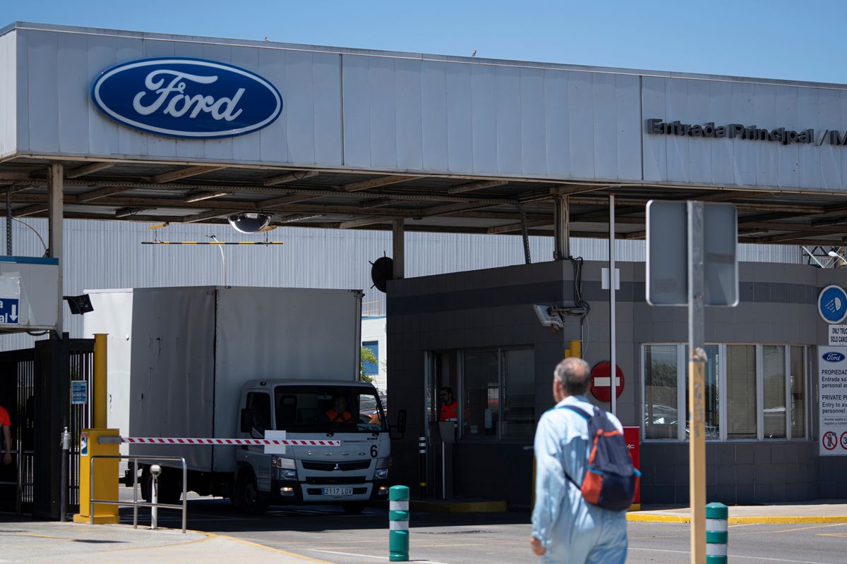 Archivo - Logo de Ford en la entrada de la fábrica, a 22 de junio de 2022, en Almussafes, Valencia, Comunidad Valenciana, (España). La dirección de Ford ha adjudicado finalmente a la fábrica valenciana de Almussafes la producción en Europa de la nueva pla