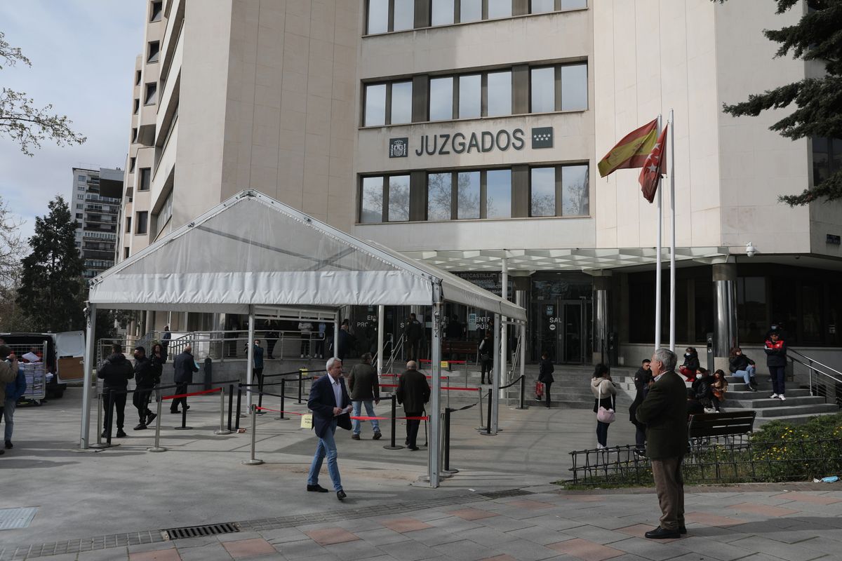 Archivo - Vista de la entrada de los Juzgados de Madrid en Plaza Castilla.