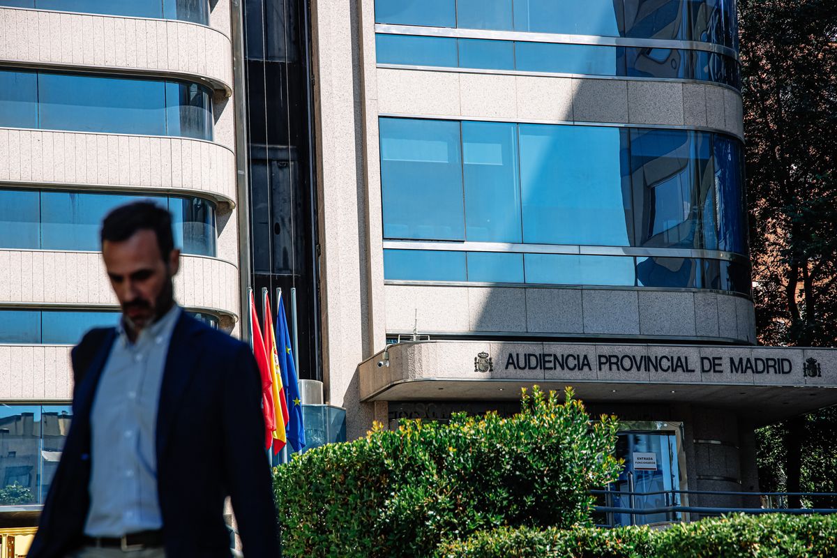 Archivo - Un hombre delante de la Audiencia Provincial de Madrid. Archivo - Un hombre delante de la Audiencia Provincial de Madrid.