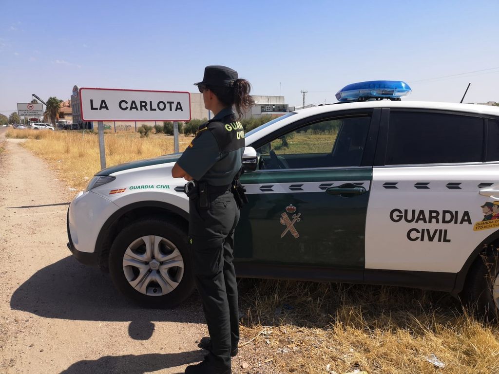 Archivo - Una agente de la Guardia Civil en La Carlota.