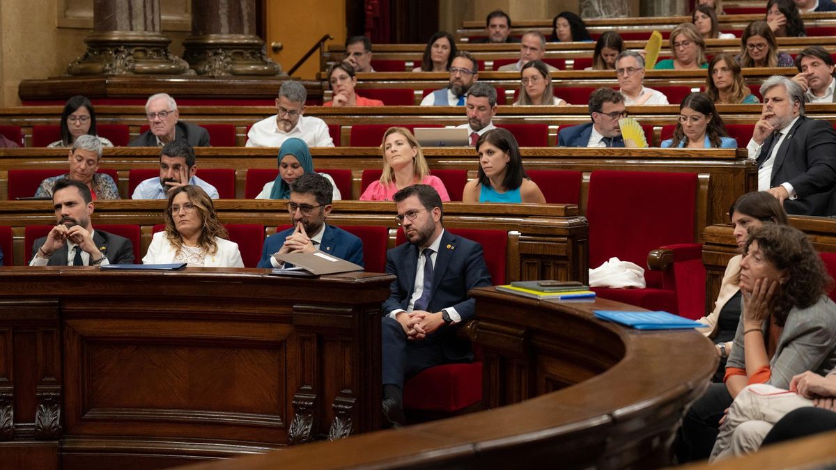 El president de la Generalitat, Pere Aragonès (c), al término del debate de política general anual, en el Parlament de Catalunya, a 27 de septiembre de 2022, en Barcelona, Cataluña (España).
