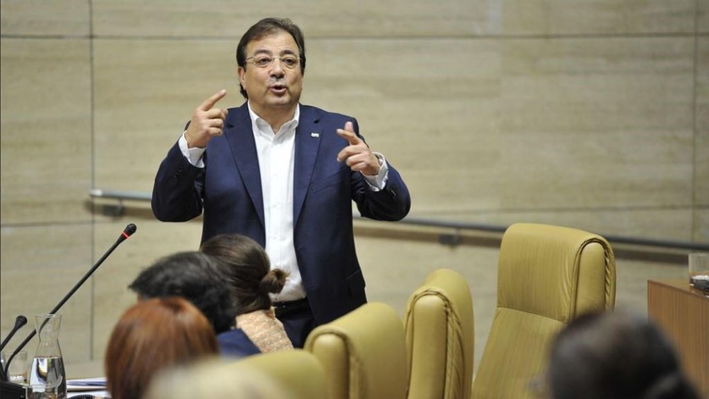 El presidente de la Junta de Extremadura, Guillermo Fernández Vara, en el pleno de la Asamblea