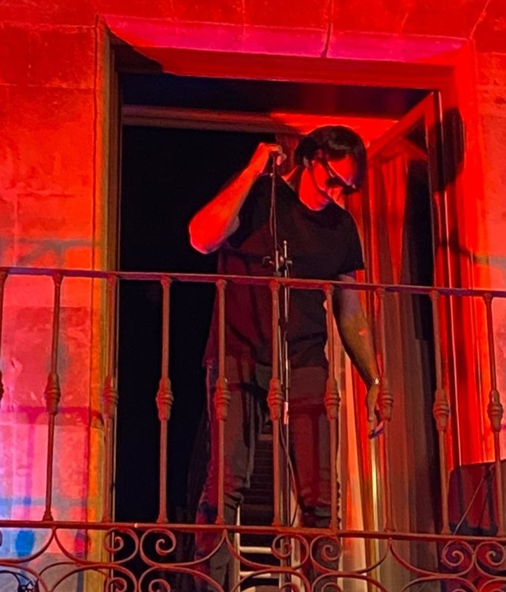 Ion Aramendi, en uno de los balcones del hostal, durante su último concierto