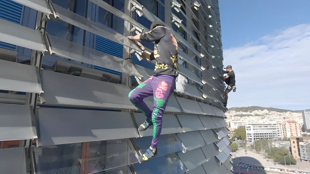 El 'Spiderman francés' escala la Torre Glòries