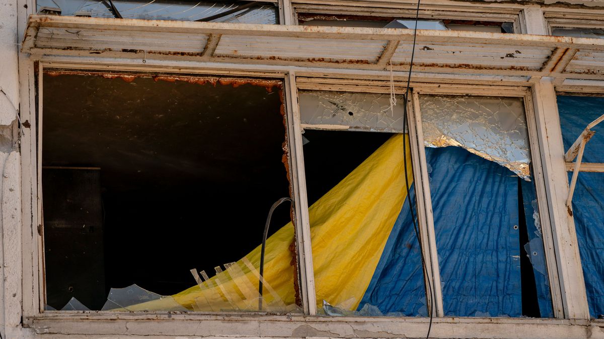 Bandera de Ucrania en un edificio destruido en Járkov