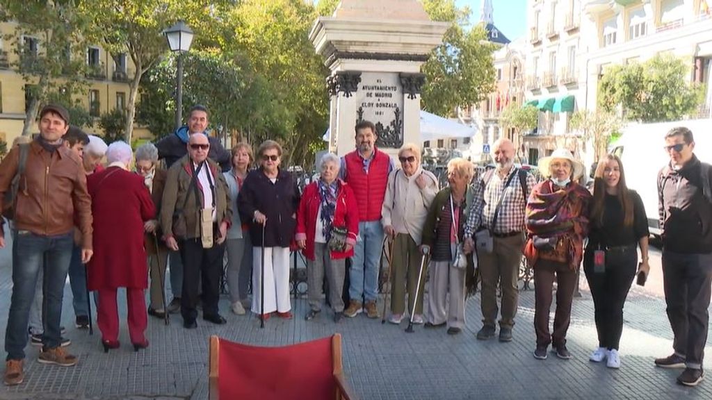 Voluntarios acompañan a ancianos en el Día Internacional de las Personas Mayores
