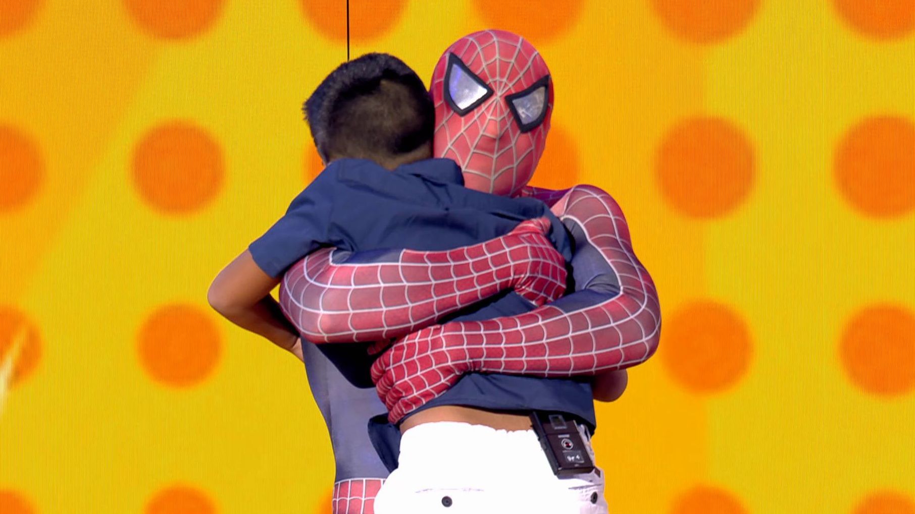 Déjate querer - Edu, el Spiderman que hace felices a los niños enfermos,  hace llorar a todo el público con un emotivo encuentro - Telecinco