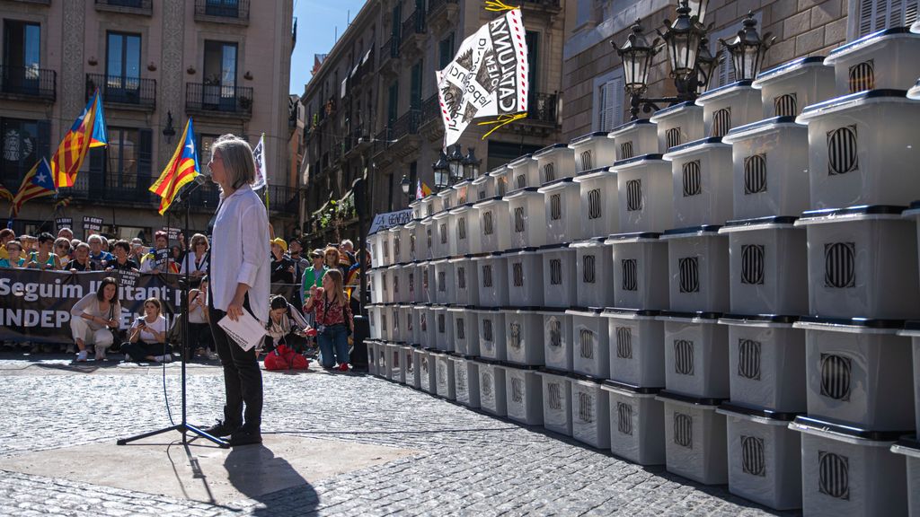 La presidenta de la Asamblea Nacional Catalana (ANC), Dolors Feliu, interviene delante de las urnas que han colocado en un acto simbólico de la ANC,