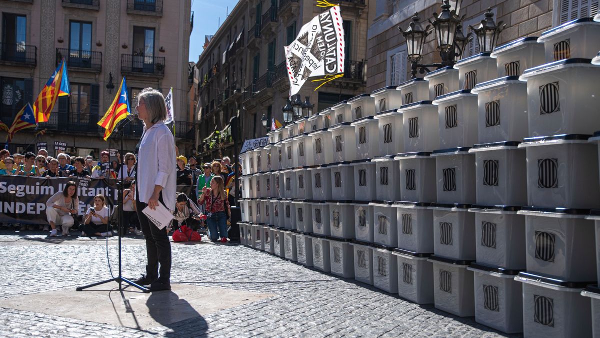 La presidenta de la Asamblea Nacional Catalana (ANC), Dolors Feliu, interviene delante de las urnas que han colocado en un acto simbólico de la ANC, La presidenta de la Asamblea Nacional Catalana (ANC), Dolors Feliu, interviene delante de las urnas que han colocado en un acto simbólico de la ANC,