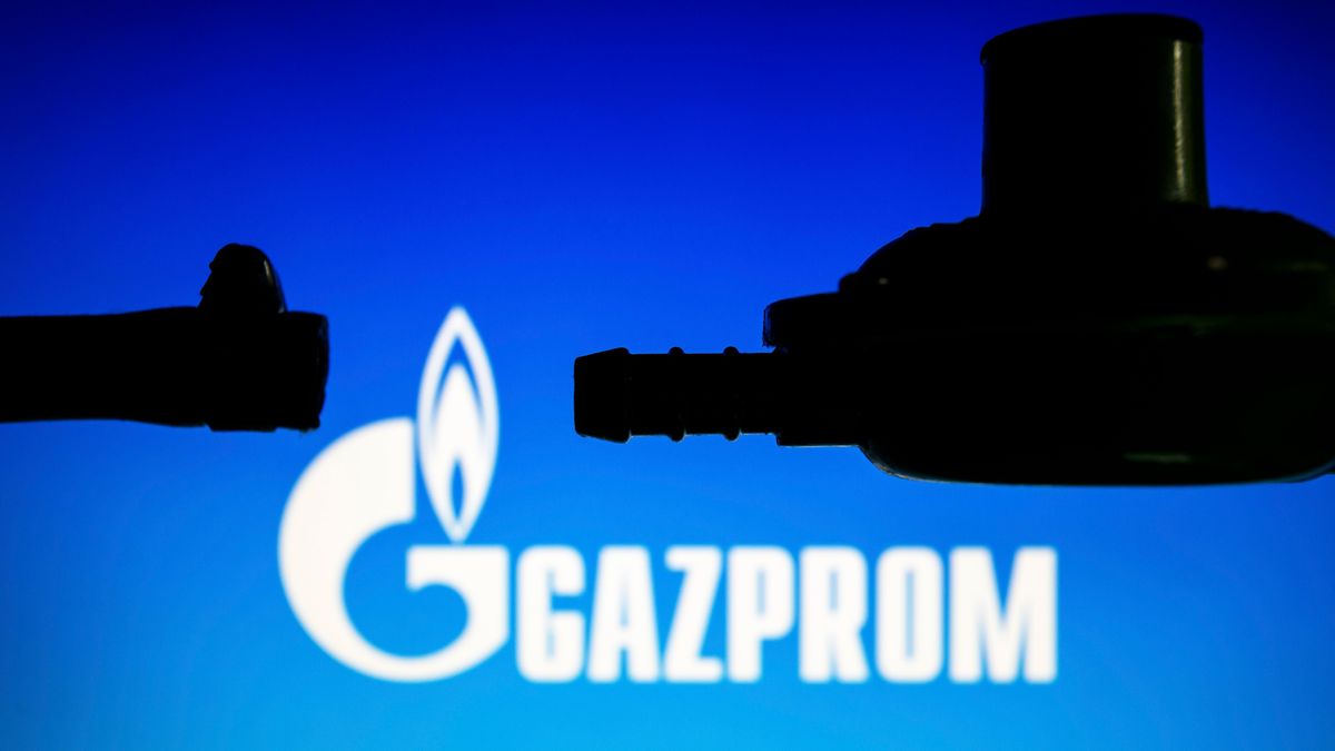 Logotipo de Gazprom junto a una tubería desconectada Logotipo de Gazprom junto a una tubería desconectada