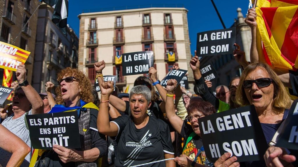 Manifestantes este sábado en la Plaça Sant Jaume de Barcelona