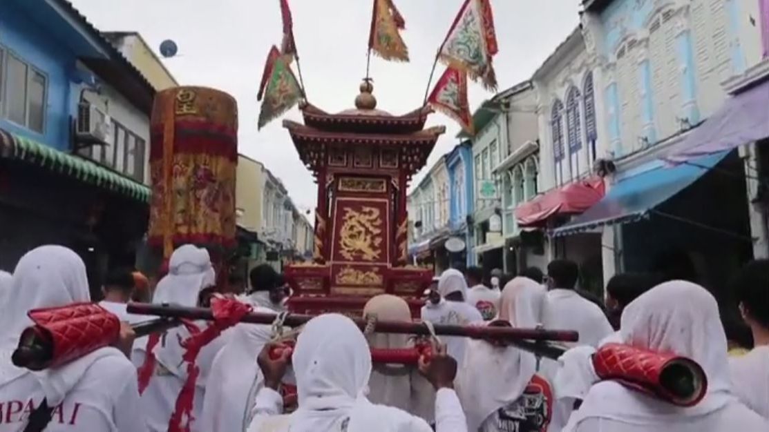 Peregrinos en Tailandia se insertan cuchillos y clavos en la boca para purgar sus pecados