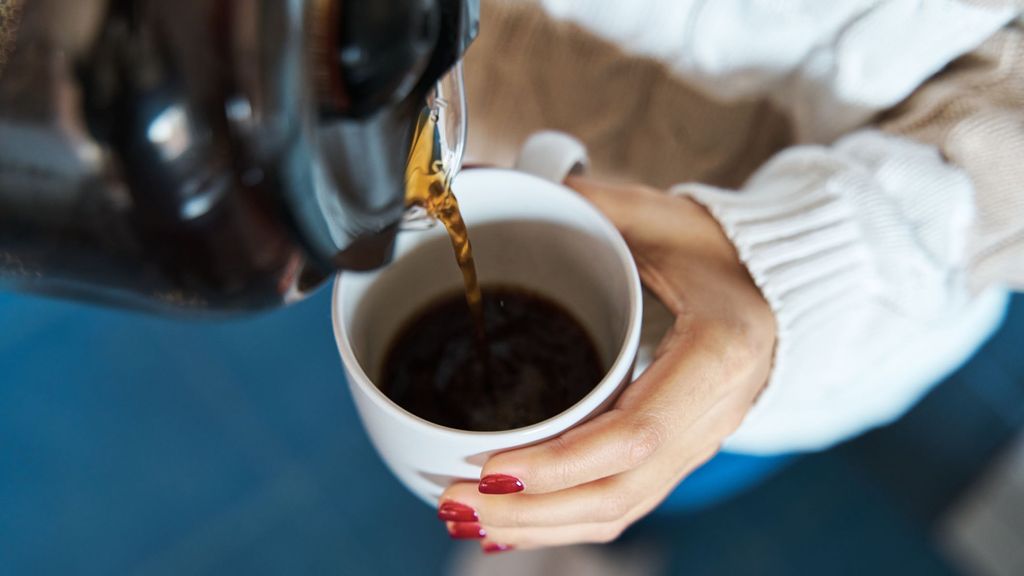 Beber hasta tres tazas de café al día se asocia con mayor longevidad y menor riesgo cardiovascular