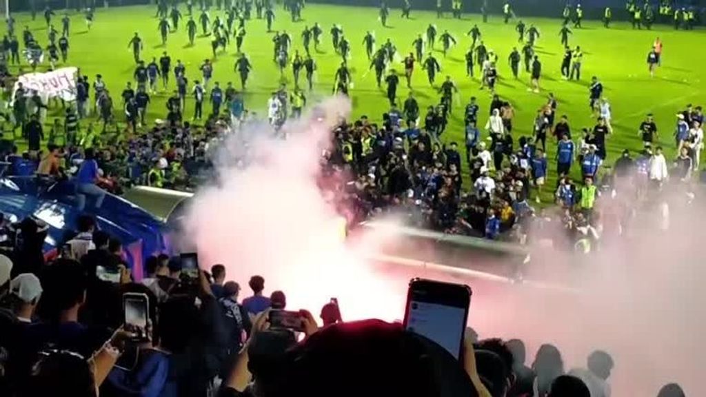 Los disturbios durante un partido de fútbol en Indonesia dejan al menos 174 muertos