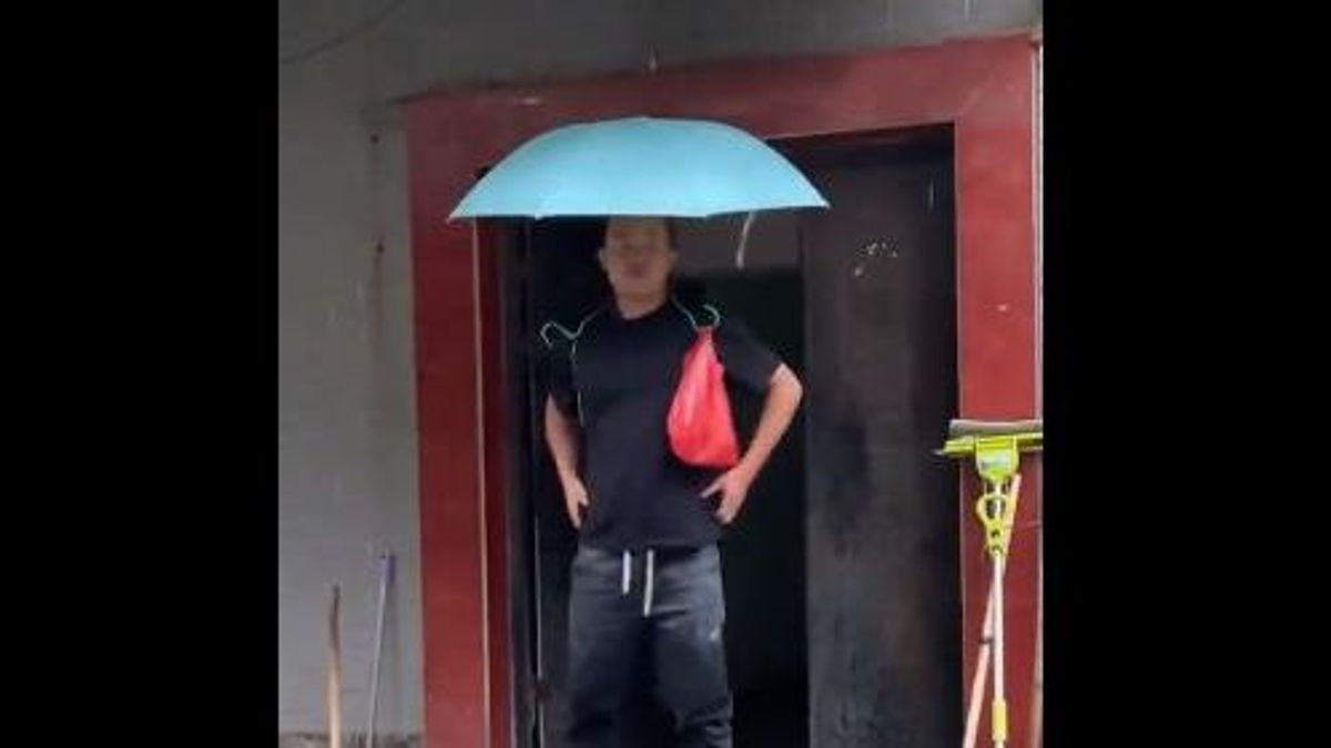 El invento viral para no tener que sujetar nunca más el paraguas durante los días de lluvia