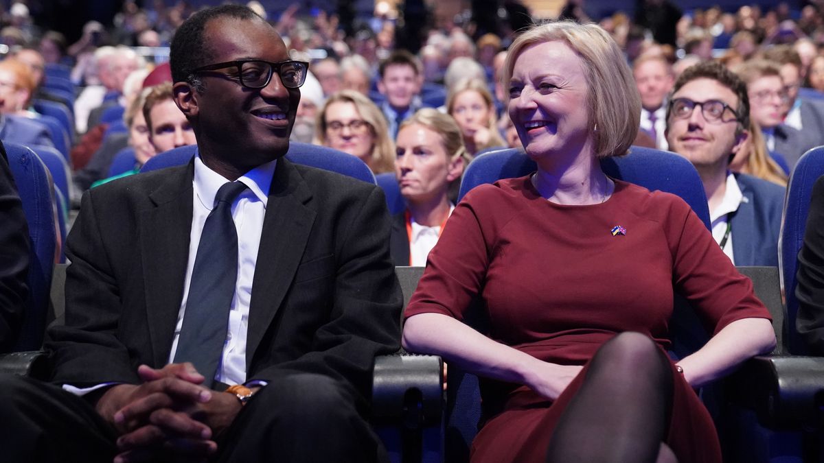 El ministro de Hacienda británico, Kwasi Kwarteng, y la primera ministra, Liz Truss, juntos en el congreso anual del Partido Conservador